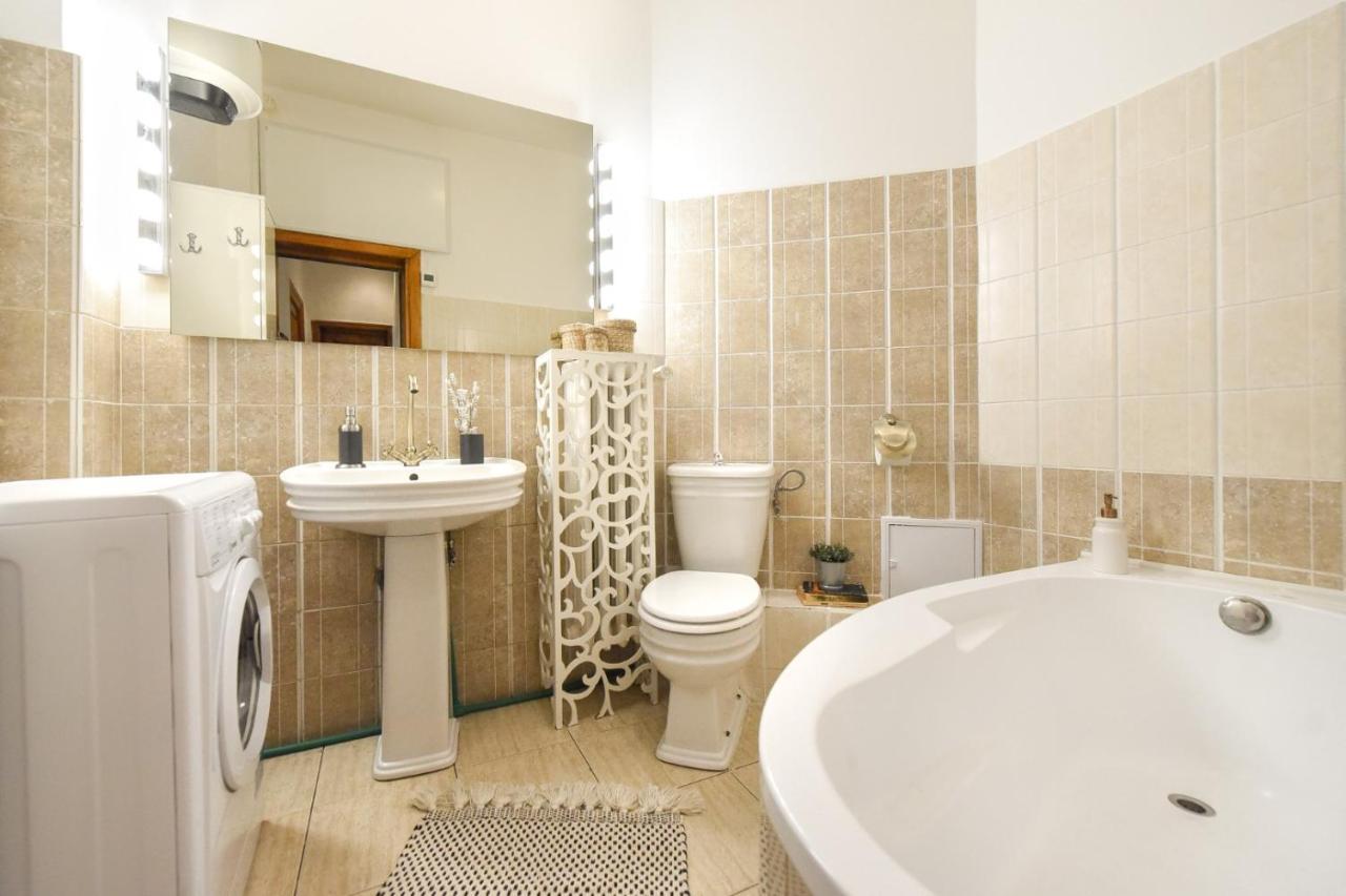 Apartament Love.Travel.Explore ♥️Apt W/ Balcony In Old Town Bukareszt Zewnętrze zdjęcie